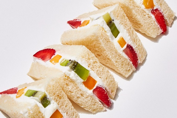 sandwich nhan trai cay kem tuoi